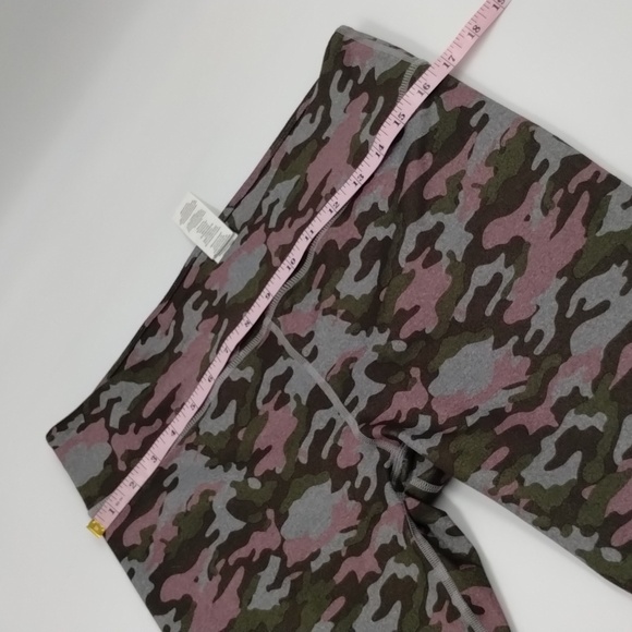 Fabletics size Large stretch camo leggings 24" inseam pink green - Picture 6 of 7